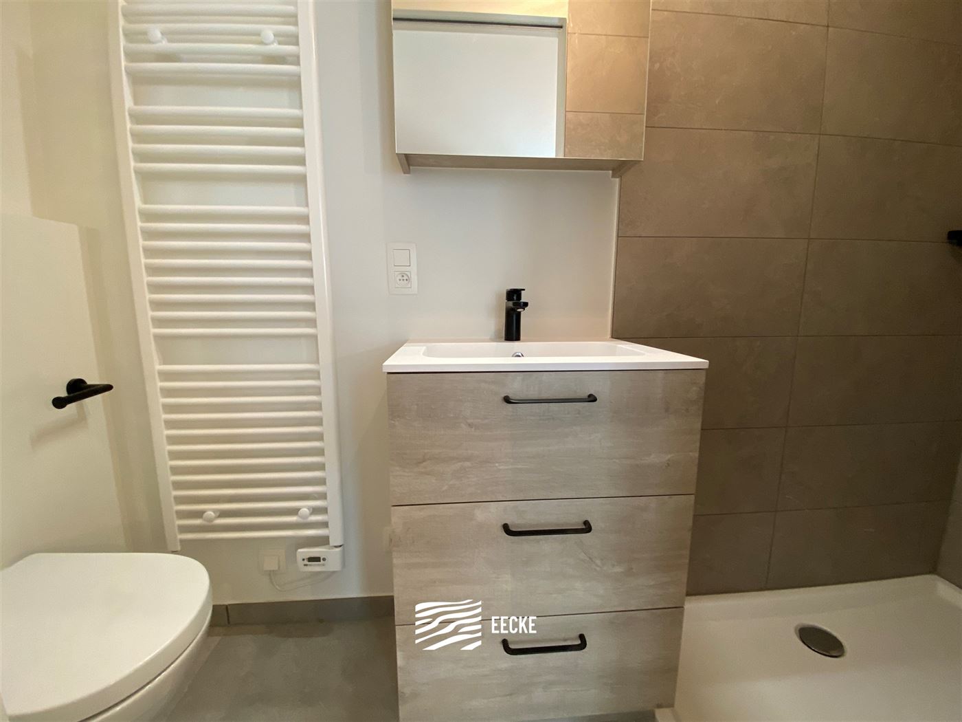 TE HUUR OP JAARBASIS - Ongemeubeld appartement in nieuwe residentie - middelgroot terras - woonkamer met open keuken - 2 slaapkamers met ingebouwde ka...