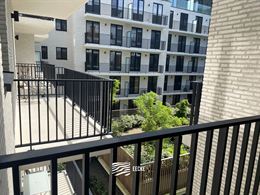 TE HUUR OP JAARBASIS - Ongemeubeld appartement in nieuwe residentie - middelgroot terras - woonkamer met open keuken - 2 slaapkamers met ingebouwde ka...