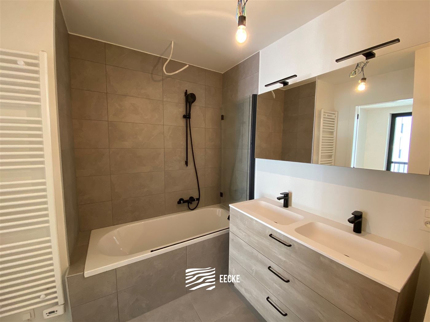 TE HUUR OP JAARBASIS - Ongemeubeld appartement in nieuwe residentie - middelgroot terras - woonkamer met open keuken - 2 slaapkamers met ingebouwde ka...