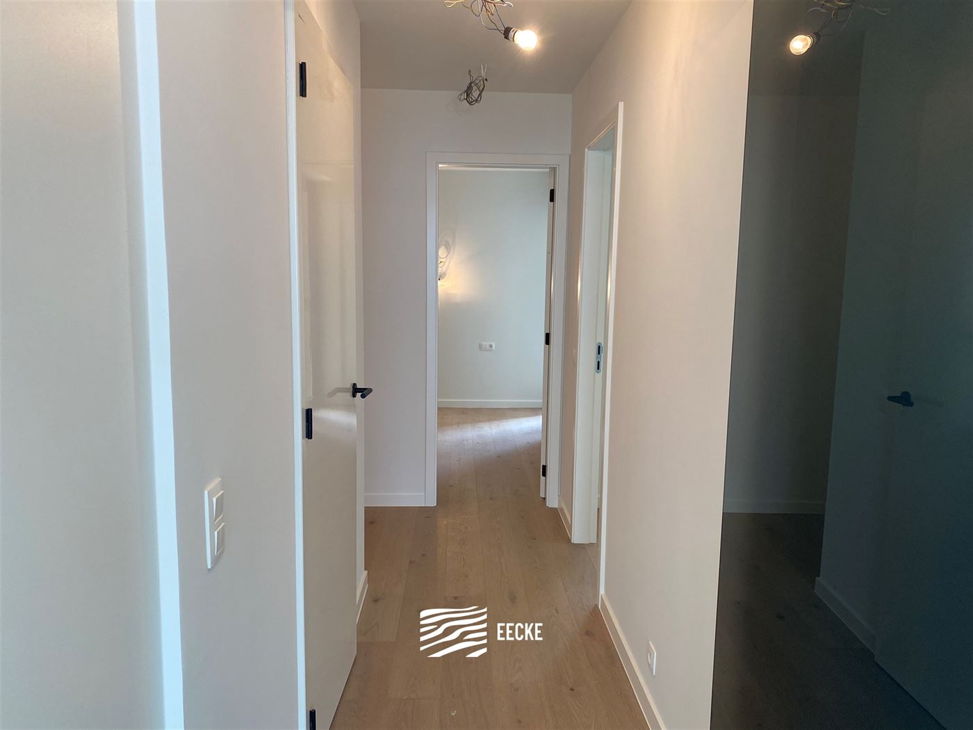 TE HUUR OP JAARBASIS - Ongemeubeld appartement in nieuwe residentie - middelgroot terras - woonkamer met open keuken - 2 slaapkamers met ingebouwde ka...