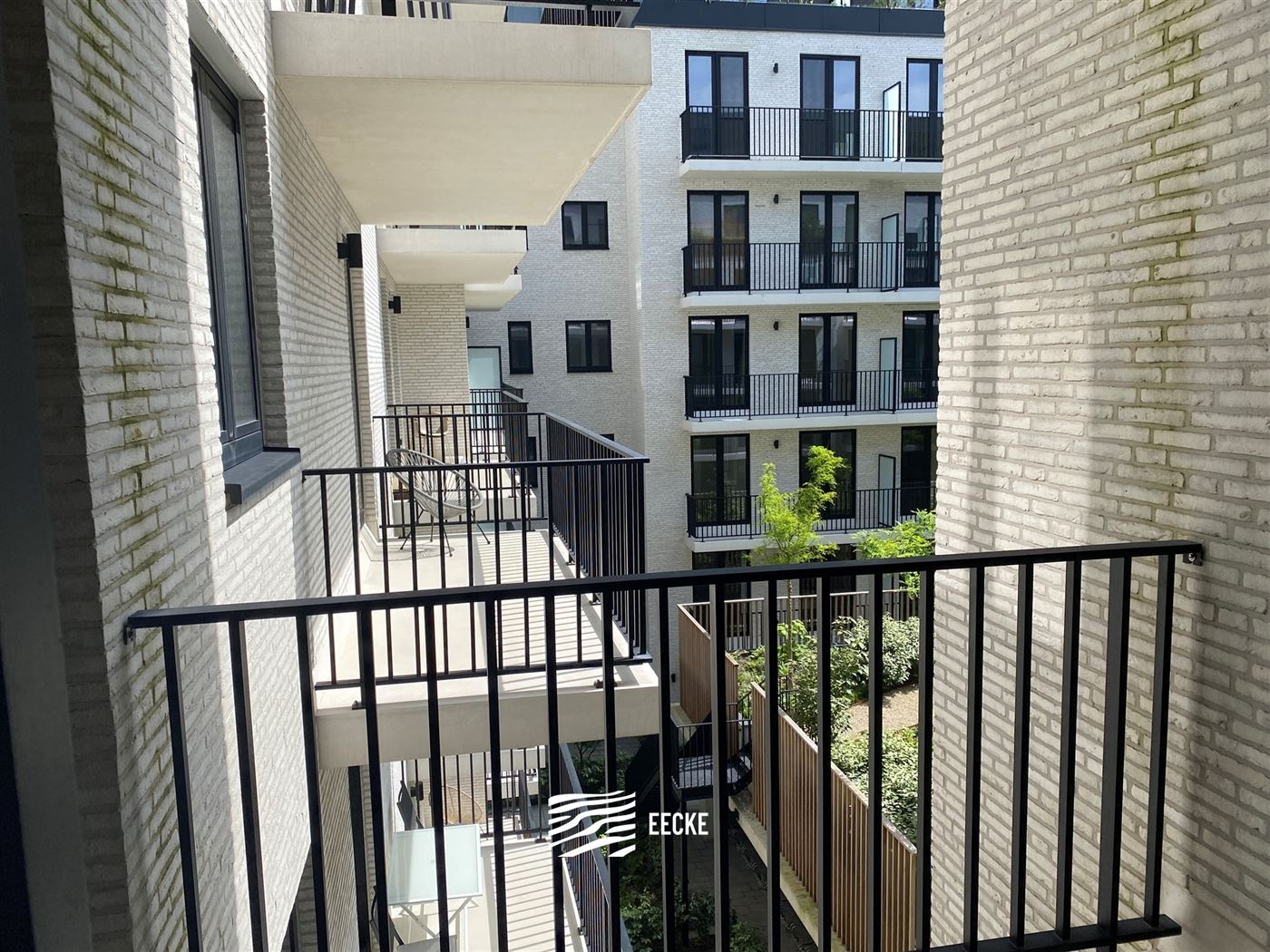 TE HUUR OP JAARBASIS - Ongemeubeld appartement in nieuwe residentie - middelgroot terras - woonkamer met open keuken - 2 slaapkamers met ingebouwde ka...