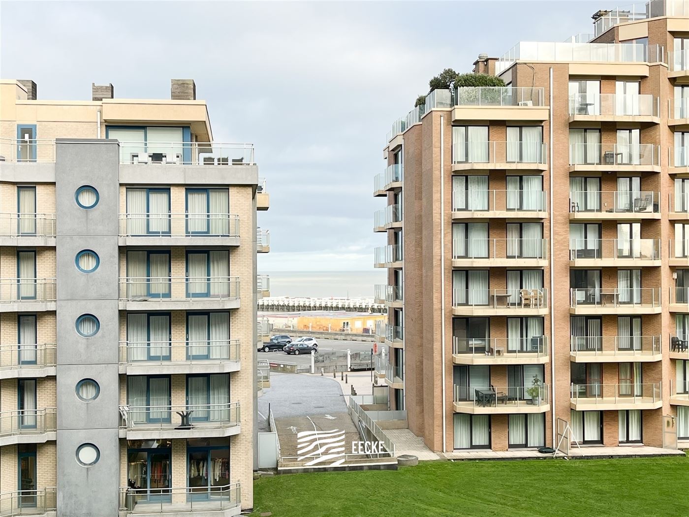 TE HUUR OP JAARBASIS - Gezellig appartement met ruime slaapkamer - zonnig terras met zicht op de gouden schildpad - living met open keuken - inkomhal ...