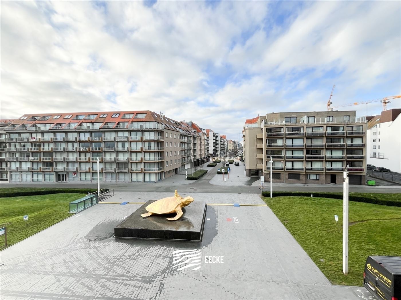 TE HUUR OP JAARBASIS - Gezellig appartement met ruime slaapkamer - zonnig terras met zicht op de gouden schildpad - living met open keuken - inkomhal ...