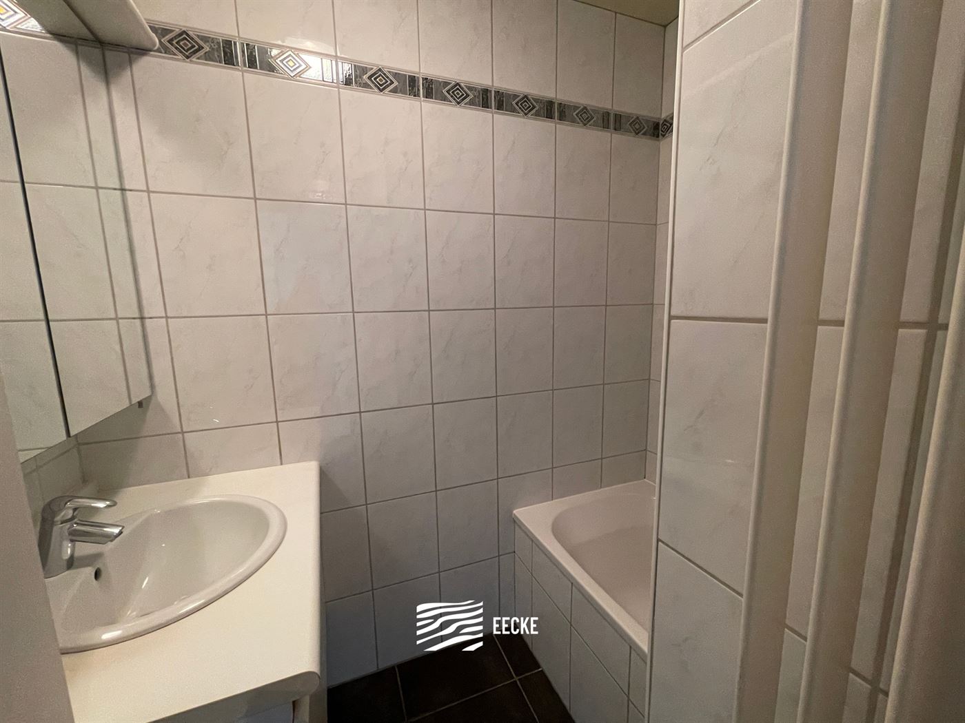ONGEMEUBELD APPARTEMENT TE HUUR OP JAARBASIS - Centraal gelegen in de winkelstraat - Woonkamer met open keuken - Badkamer met ligbad - 2 slaapkamers w...