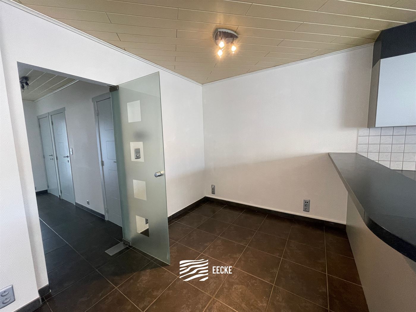 ONGEMEUBELD APPARTEMENT TE HUUR OP JAARBASIS - Centraal gelegen in de winkelstraat - Woonkamer met open keuken - Badkamer met ligbad - 2 slaapkamers w...