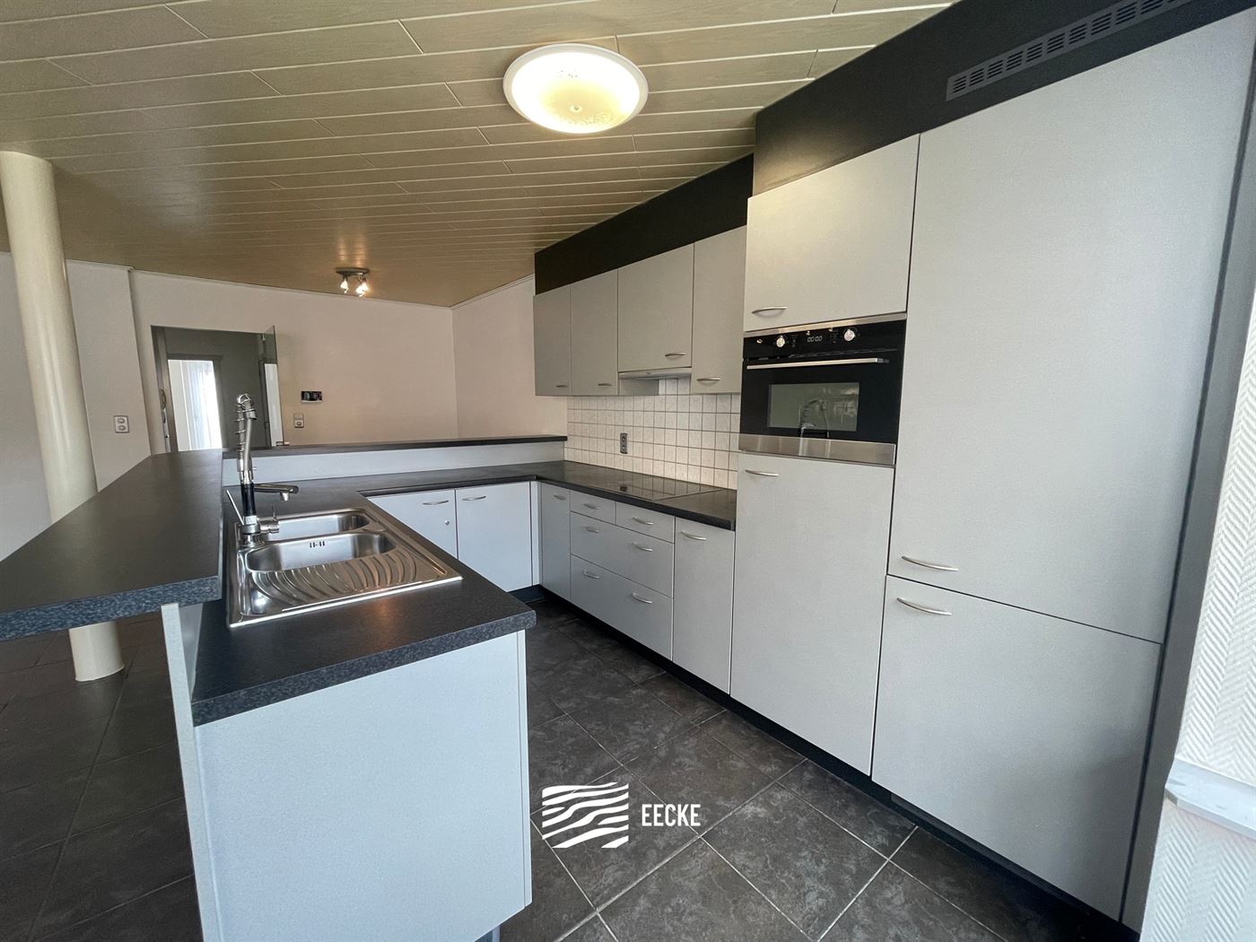 ONGEMEUBELD APPARTEMENT TE HUUR OP JAARBASIS - Centraal gelegen in de winkelstraat - Woonkamer met open keuken - Badkamer met ligbad - 2 slaapkamers w...