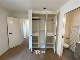 TE HUUR OP JAARBASIS - Ongemeubeld appartement in nieuwe residentie - middelgroot terras - woonkamer met open keuken - 2 slaapkamers met ingebouwde ka...