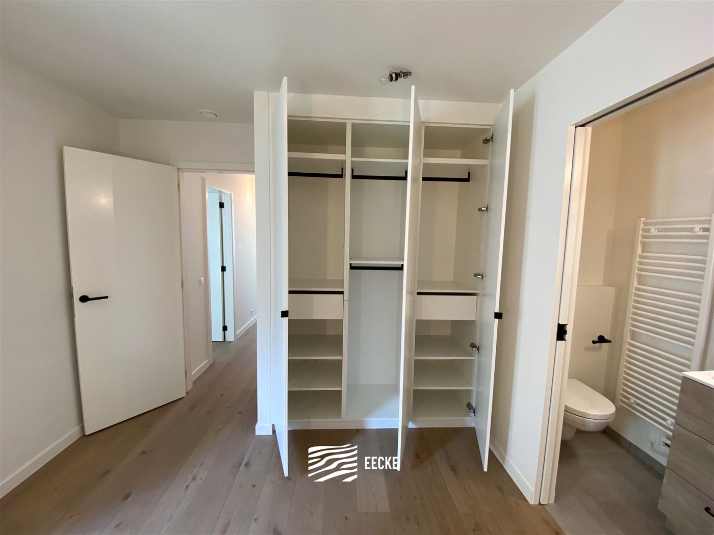 TE HUUR OP JAARBASIS - Ongemeubeld appartement in nieuwe residentie - middelgroot terras - woonkamer met open keuken - 2 slaapkamers met ingebouwde ka...