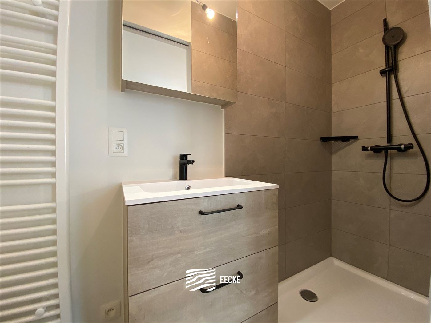 TE HUUR OP JAARBASIS - Ongemeubeld appartement in nieuwe residentie - middelgroot terras - woonkamer met open keuken - 2 slaapkamers met ingebouwde ka...