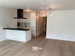TE HUUR OP JAARBASIS - Ongemeubeld appartement in nieuwe residentie - middelgroot terras - woonkamer met open keuken - 2 slaapkamers met ingebouwde ka...