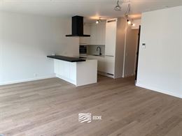 TE HUUR OP JAARBASIS - Ongemeubeld appartement in nieuwe residentie - middelgroot terras - woonkamer met open keuken - 2 slaapkamers met ingebouwde ka...