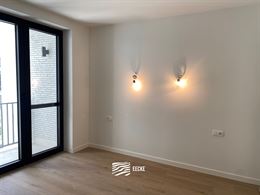TE HUUR OP JAARBASIS - Ongemeubeld appartement in nieuwe residentie - middelgroot terras - woonkamer met open keuken - 2 slaapkamers met ingebouwde ka...