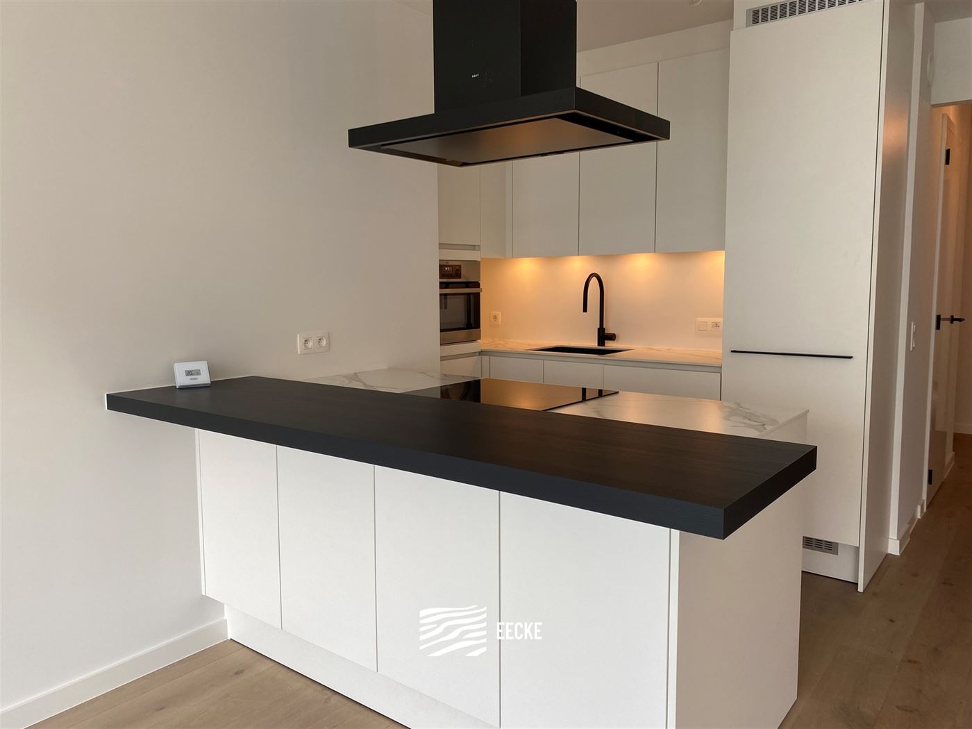 TE HUUR OP JAARBASIS - Ongemeubeld appartement in nieuwe residentie - middelgroot terras - woonkamer met open keuken - 2 slaapkamers met ingebouwde ka...
