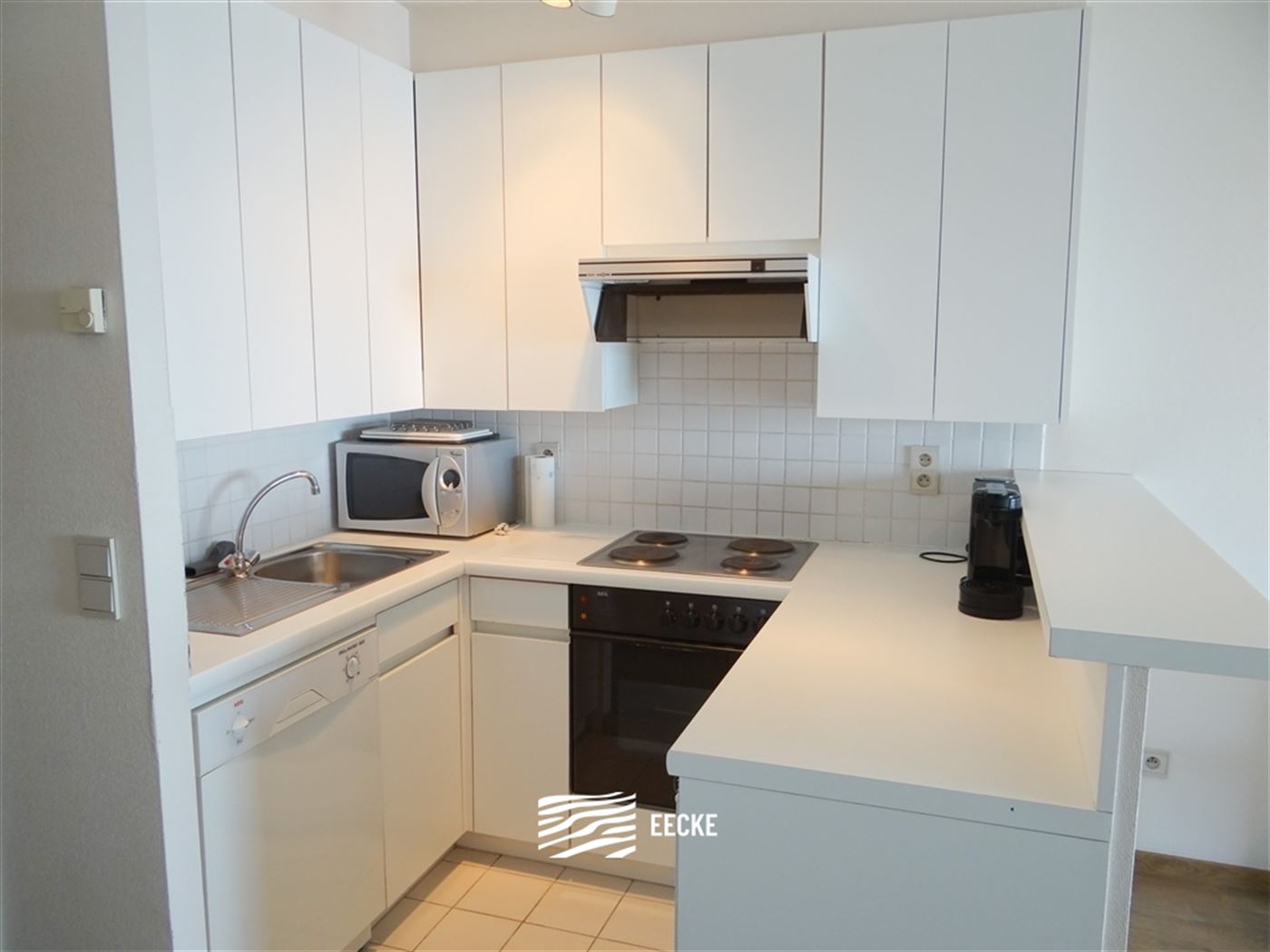 TE HUUR OP JAARBASIS - modern appartement op 6de verdieping met frontaal zeezicht - ingerichte keuken met vaatwas, frigo, microgolfoven en oven - slaa...