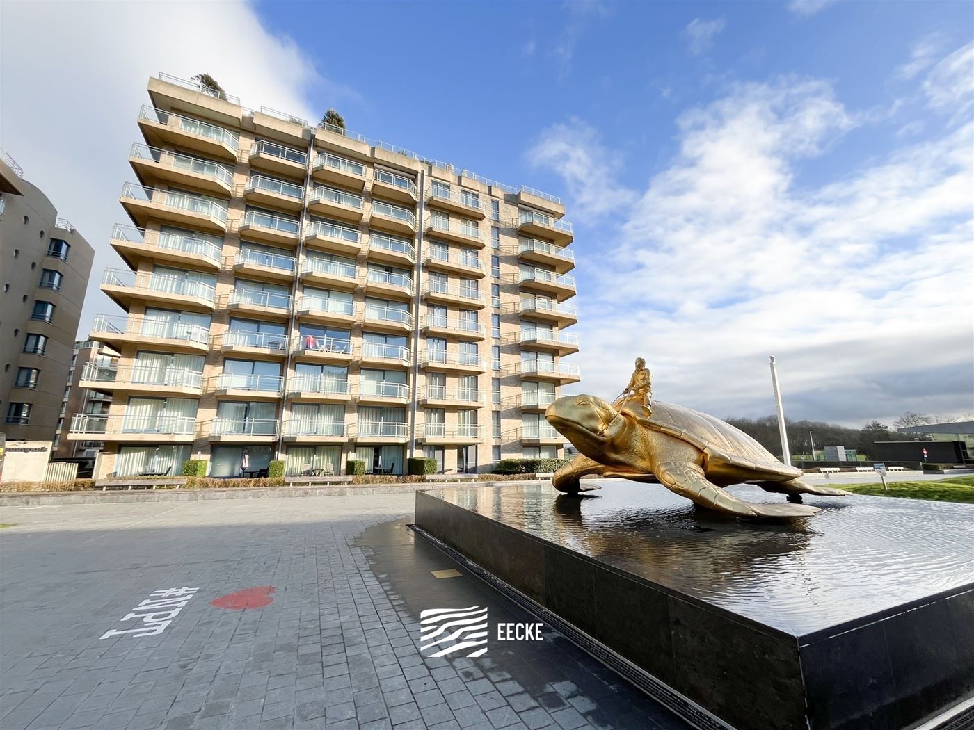 TE HUUR OP JAARBASIS - Gezellig appartement met ruime slaapkamer - zonnig terras met zicht op de gouden schildpad - living met open keuken - inkomhal ...