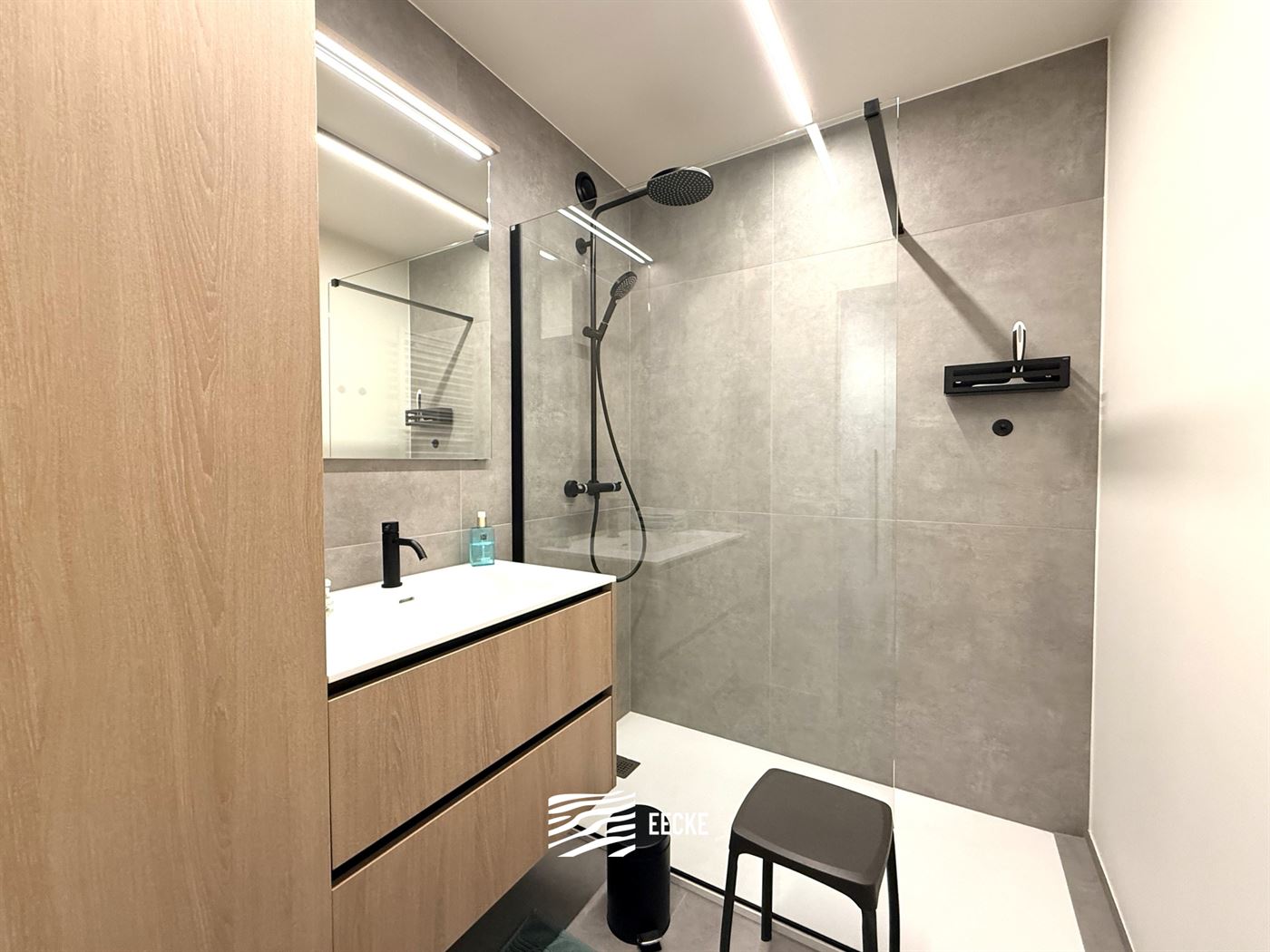 De Warande V 0405 - Twee slaapkamer appartement in de zijstraat van de winkelstraat - Recent gerenoveerd - Inkom met gastentoilet - Ruime leefruimte -...