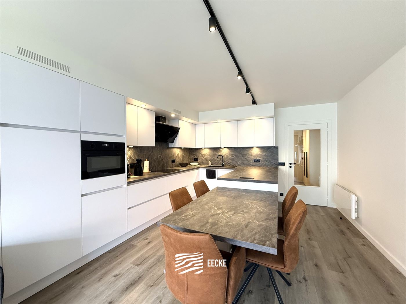 De Warande V 0405 - Twee slaapkamer appartement in de zijstraat van de winkelstraat - Recent gerenoveerd - Inkom met gastentoilet - Ruime leefruimte -...