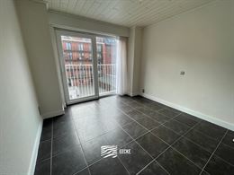ONGEMEUBELD APPARTEMENT TE HUUR OP JAARBASIS - Centraal gelegen in de winkelstraat - Woonkamer met open keuken - Badkamer met ligbad - 2 slaapkamers w...