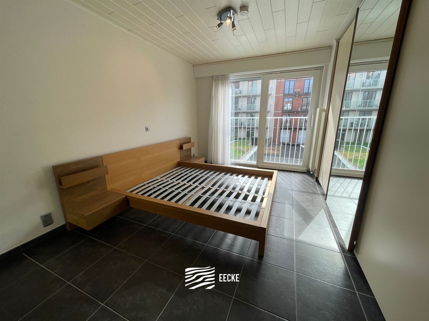 ONGEMEUBELD APPARTEMENT TE HUUR OP JAARBASIS - Centraal gelegen in de winkelstraat - Woonkamer met open keuken - Badkamer met ligbad - 2 slaapkamers w...