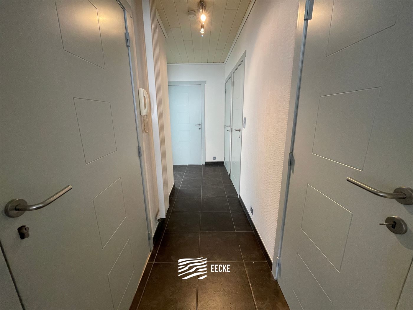 ONGEMEUBELD APPARTEMENT TE HUUR OP JAARBASIS - Centraal gelegen in de winkelstraat - Woonkamer met open keuken - Badkamer met ligbad - 2 slaapkamers w...