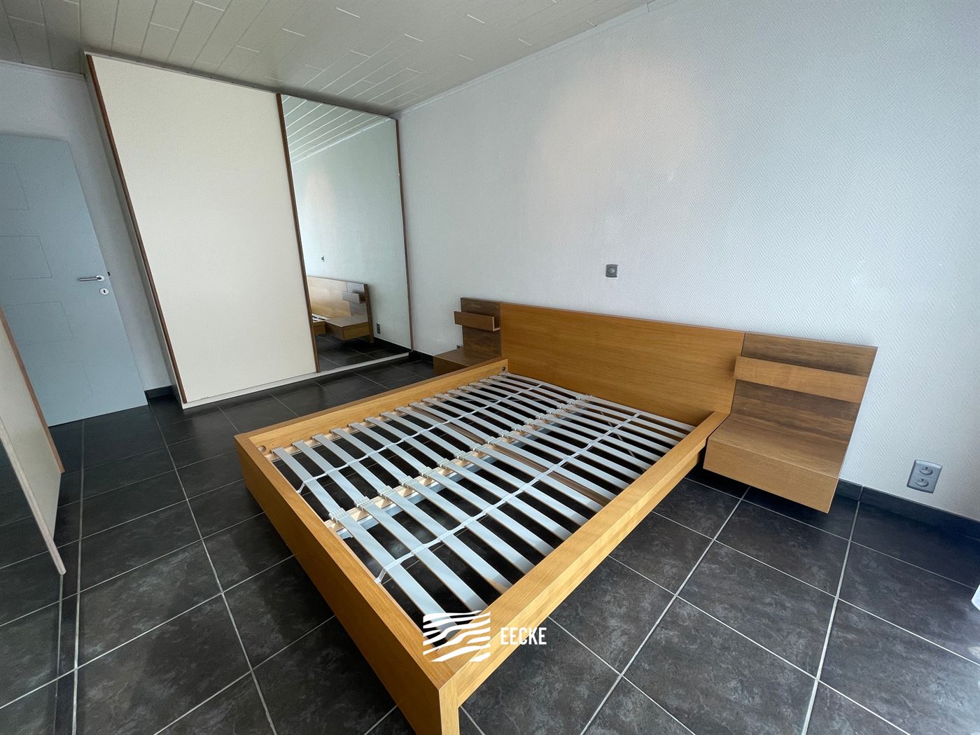ONGEMEUBELD APPARTEMENT TE HUUR OP JAARBASIS - Centraal gelegen in de winkelstraat - Woonkamer met open keuken - Badkamer met ligbad - 2 slaapkamers w...