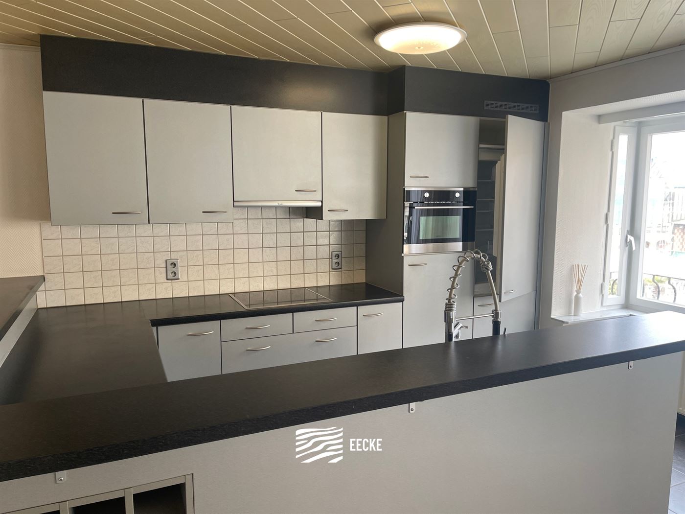 ONGEMEUBELD APPARTEMENT TE HUUR OP JAARBASIS - Centraal gelegen in de winkelstraat - Woonkamer met open keuken - Badkamer met ligbad - 2 slaapkamers w...