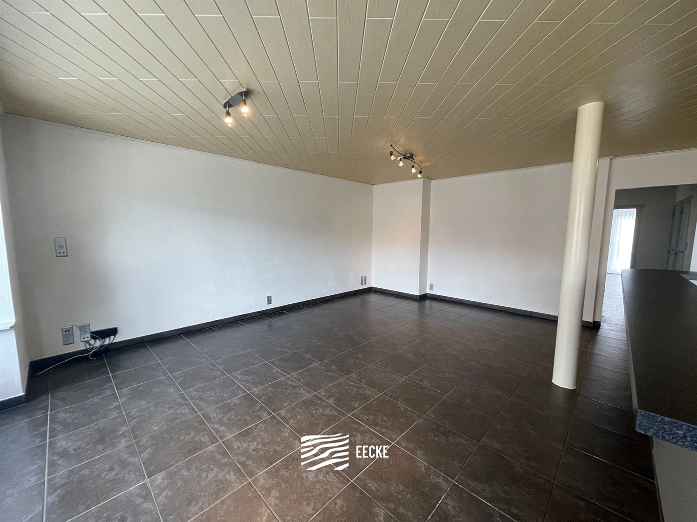 ONGEMEUBELD APPARTEMENT TE HUUR OP JAARBASIS - Centraal gelegen in de winkelstraat - Woonkamer met open keuken - Badkamer met ligbad - 2 slaapkamers w...