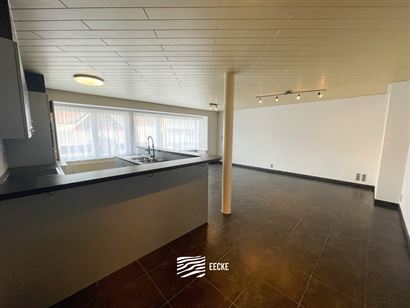 APPARTEMENT NON-MEUBLE A LOUER A L'ANNEE - Situé au coeur de la rue commerçante - Séjour avec cuisine ouverte - Salle de bains avec baignoire - 2 c...