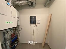 TE HUUR OP JAARBASIS - Ongemeubeld appartement in nieuwe residentie - middelgroot terras - woonkamer met open keuken - 2 slaapkamers met ingebouwde ka...