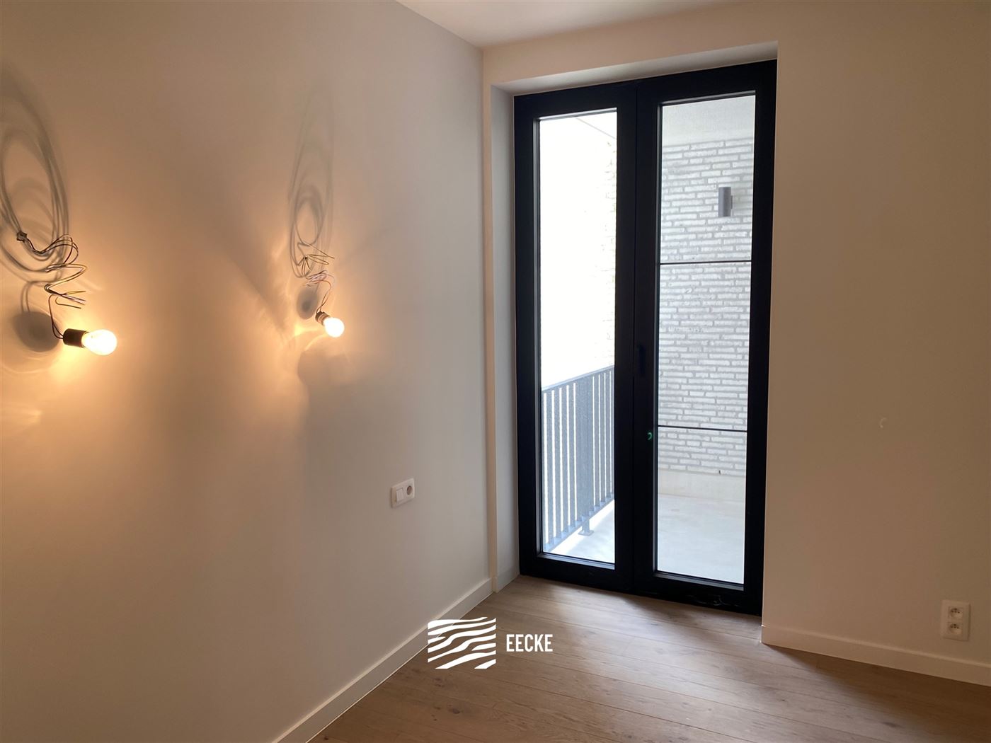 TE HUUR OP JAARBASIS - Ongemeubeld appartement in nieuwe residentie - middelgroot terras - woonkamer met open keuken - 2 slaapkamers met ingebouwde ka...