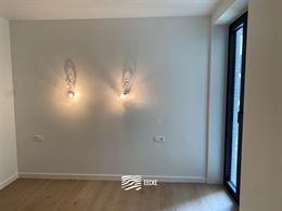 TE HUUR OP JAARBASIS - Ongemeubeld appartement in nieuwe residentie - middelgroot terras - woonkamer met open keuken - 2 slaapkamers met ingebouwde ka...