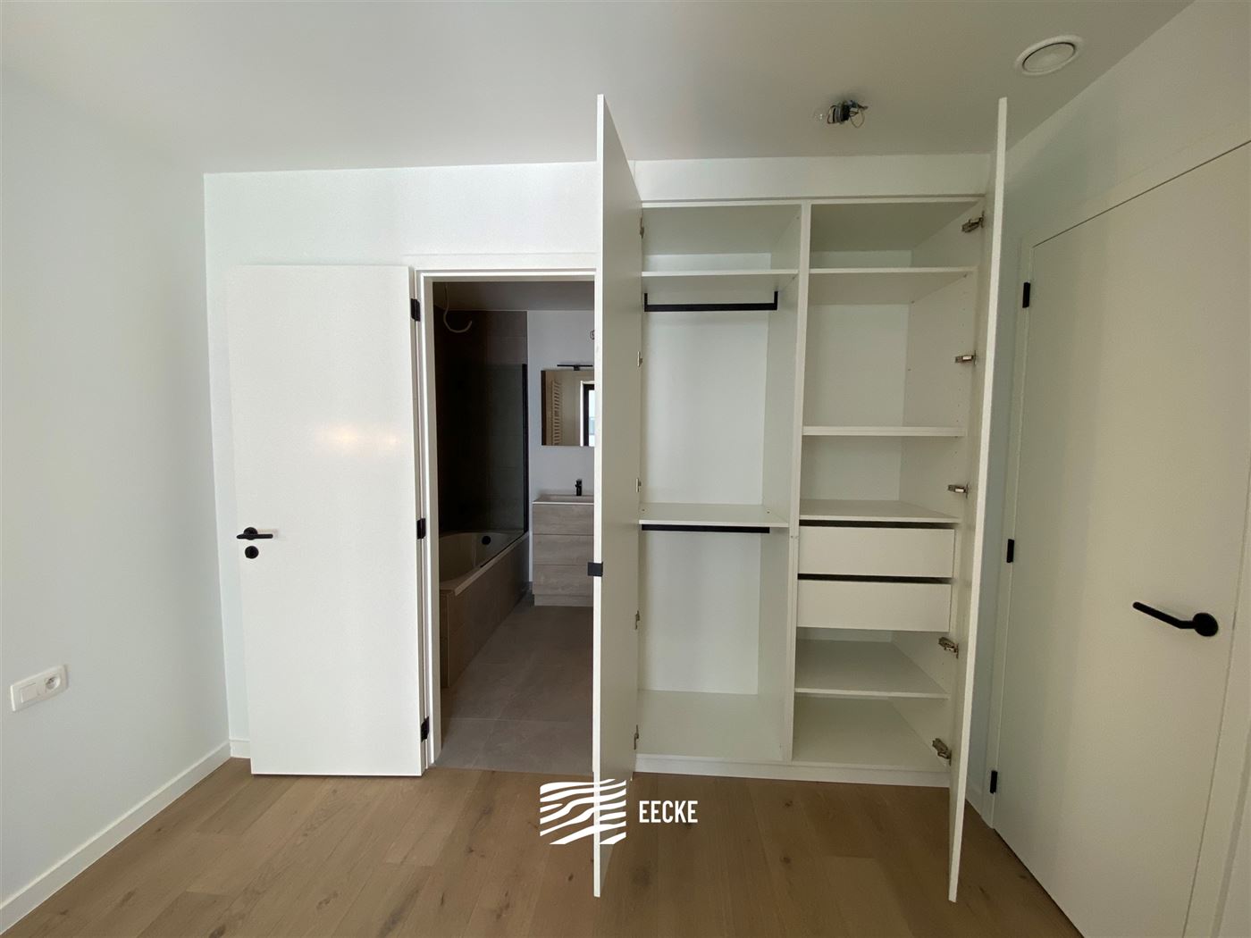 TE HUUR OP JAARBASIS - Ongemeubeld appartement in nieuwe residentie - middelgroot terras - woonkamer met open keuken - 2 slaapkamers met ingebouwde ka...