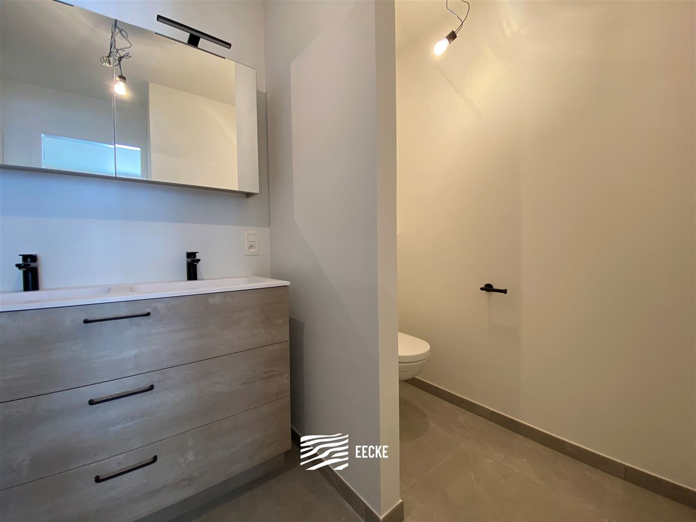 TE HUUR OP JAARBASIS - Ongemeubeld appartement in nieuwe residentie - middelgroot terras - woonkamer met open keuken - 2 slaapkamers met ingebouwde ka...