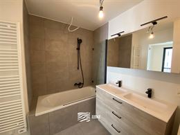 TE HUUR OP JAARBASIS - Ongemeubeld appartement in nieuwe residentie - middelgroot terras - woonkamer met open keuken - 2 slaapkamers met ingebouwde ka...