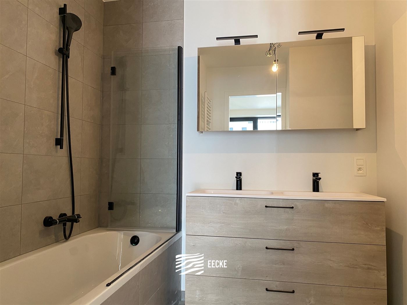 TE HUUR OP JAARBASIS - Ongemeubeld appartement in nieuwe residentie - middelgroot terras - woonkamer met open keuken - 2 slaapkamers met ingebouwde ka...