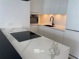 TE HUUR OP JAARBASIS - Ongemeubeld appartement in nieuwe residentie - middelgroot terras - woonkamer met open keuken - 2 slaapkamers met ingebouwde ka...