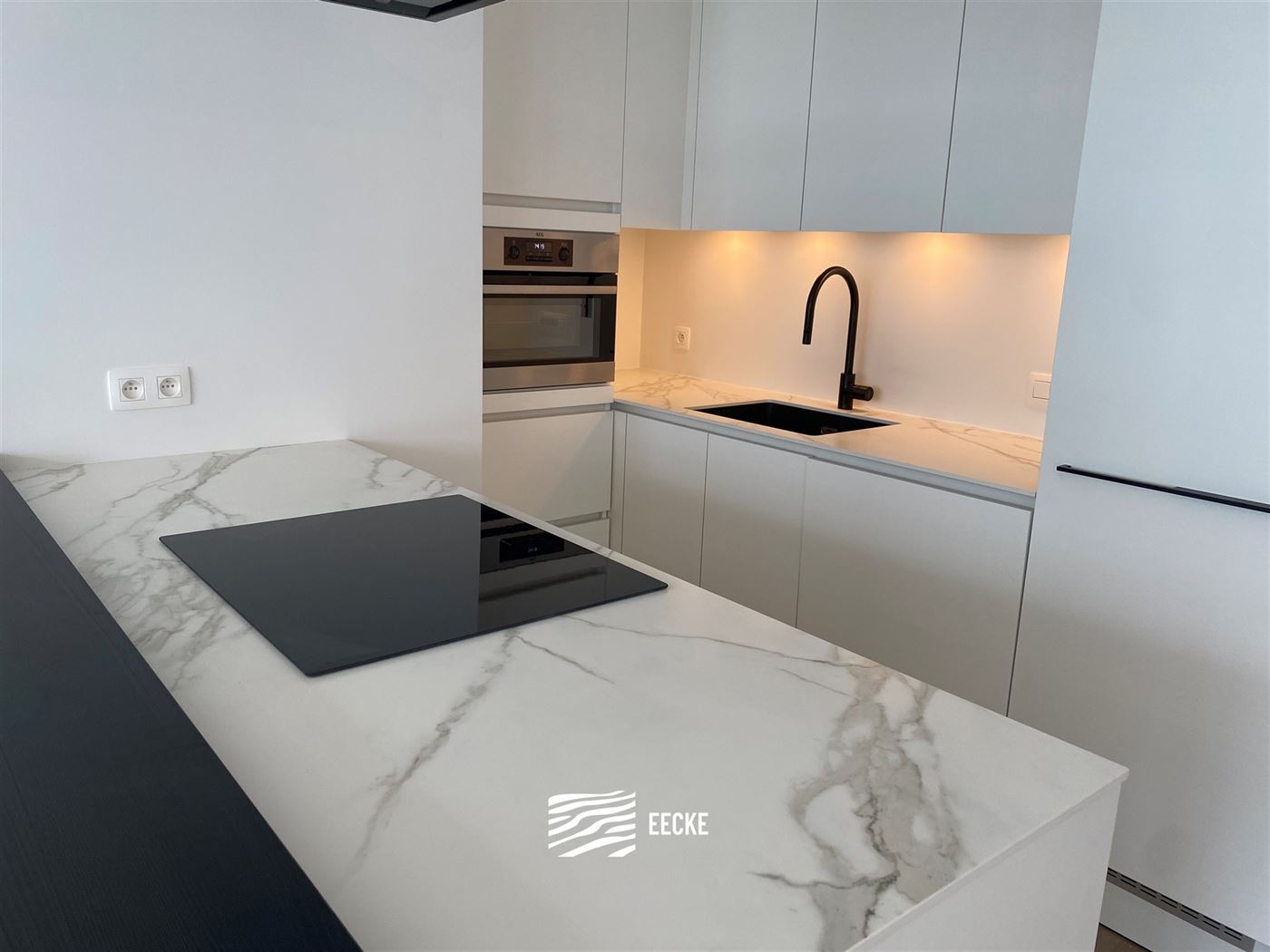 TE HUUR OP JAARBASIS - Ongemeubeld appartement in nieuwe residentie - middelgroot terras - woonkamer met open keuken - 2 slaapkamers met ingebouwde ka...