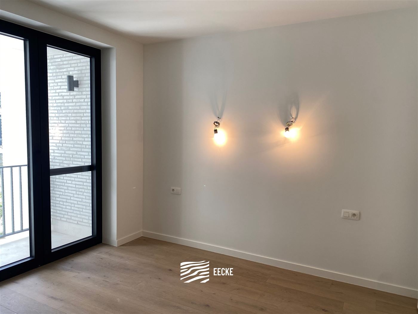 TE HUUR OP JAARBASIS - Ongemeubeld appartement in nieuwe residentie - middelgroot terras - woonkamer met open keuken - 2 slaapkamers met ingebouwde ka...