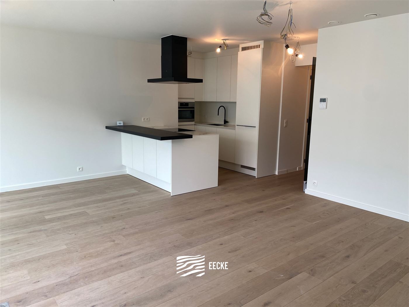 TE HUUR OP JAARBASIS - Ongemeubeld appartement in nieuwe residentie - middelgroot terras - woonkamer met open keuken - 2 slaapkamers met ingebouwde ka...