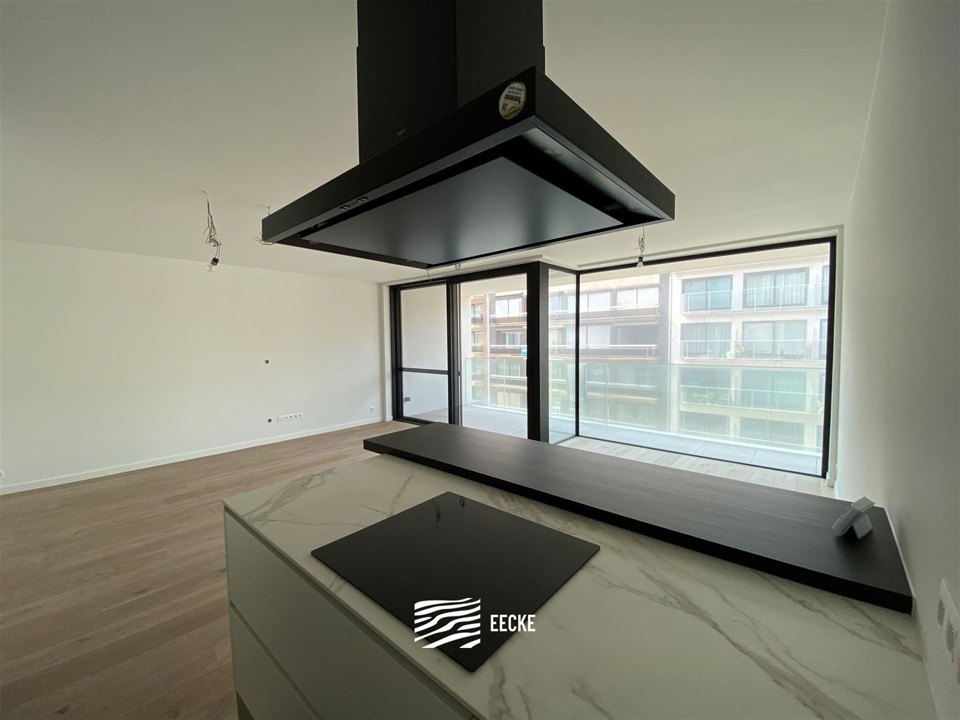 TE HUUR OP JAARBASIS - Ongemeubeld appartement in nieuwe residentie - middelgroot terras - woonkamer met open keuken - 2 slaapkamers met ingebouwde ka...