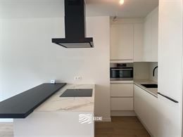 TE HUUR OP JAARBASIS - Ongemeubeld appartement in nieuwe residentie - middelgroot terras - woonkamer met open keuken - 2 slaapkamers met ingebouwde ka...