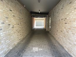 À LOUER SUR UNE BASE ANNUELLE - Appartement non-meublé avec terrasse ensoleillée à l'arrière - Dans la ville de Nieuwpoort - Living avec cuisine ...
