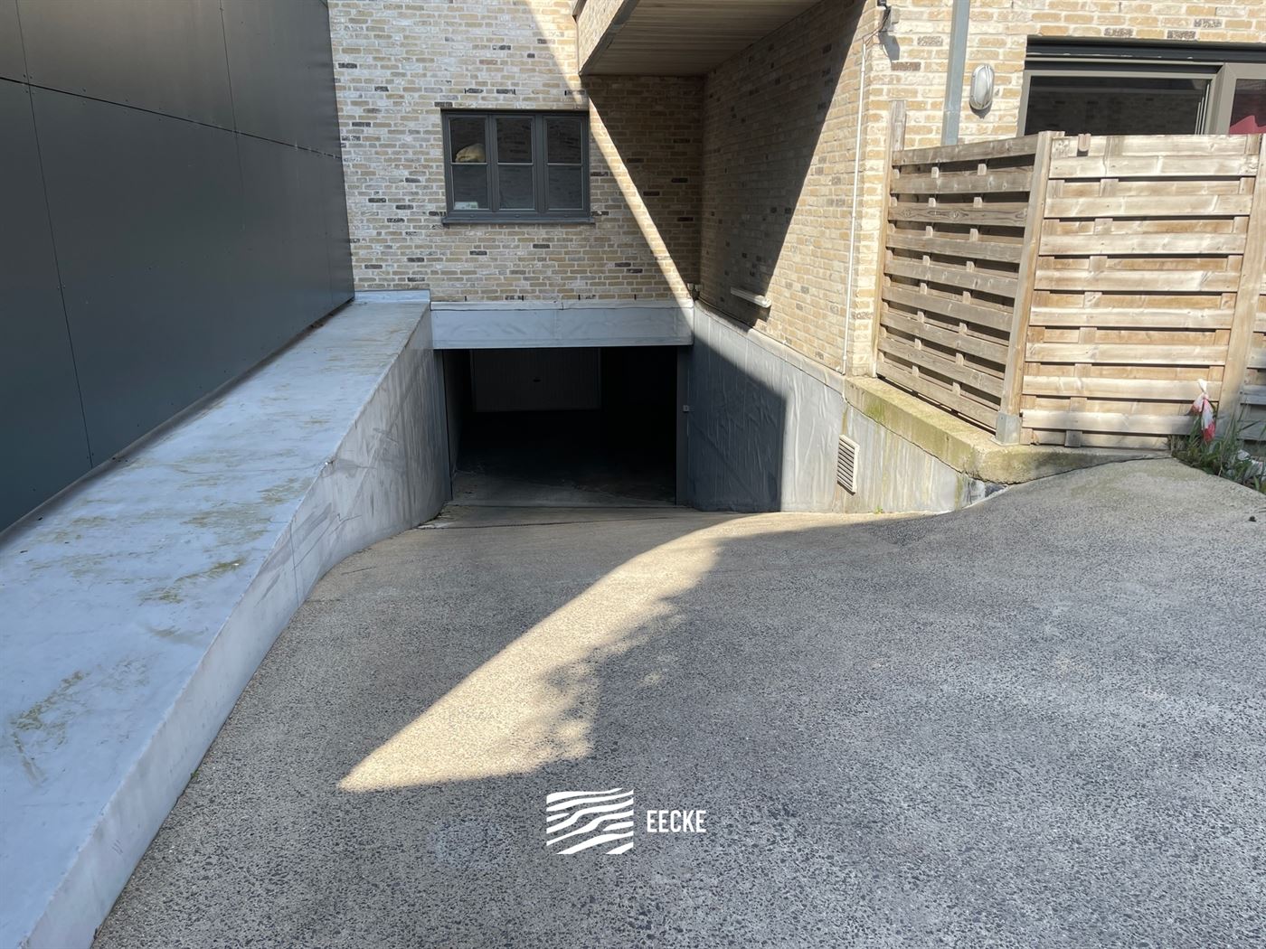 À LOUER SUR UNE BASE ANNUELLE - Appartement non-meublé avec terrasse ensoleillée à l'arrière - Dans la ville de Nieuwpoort - Living avec cuisine ...