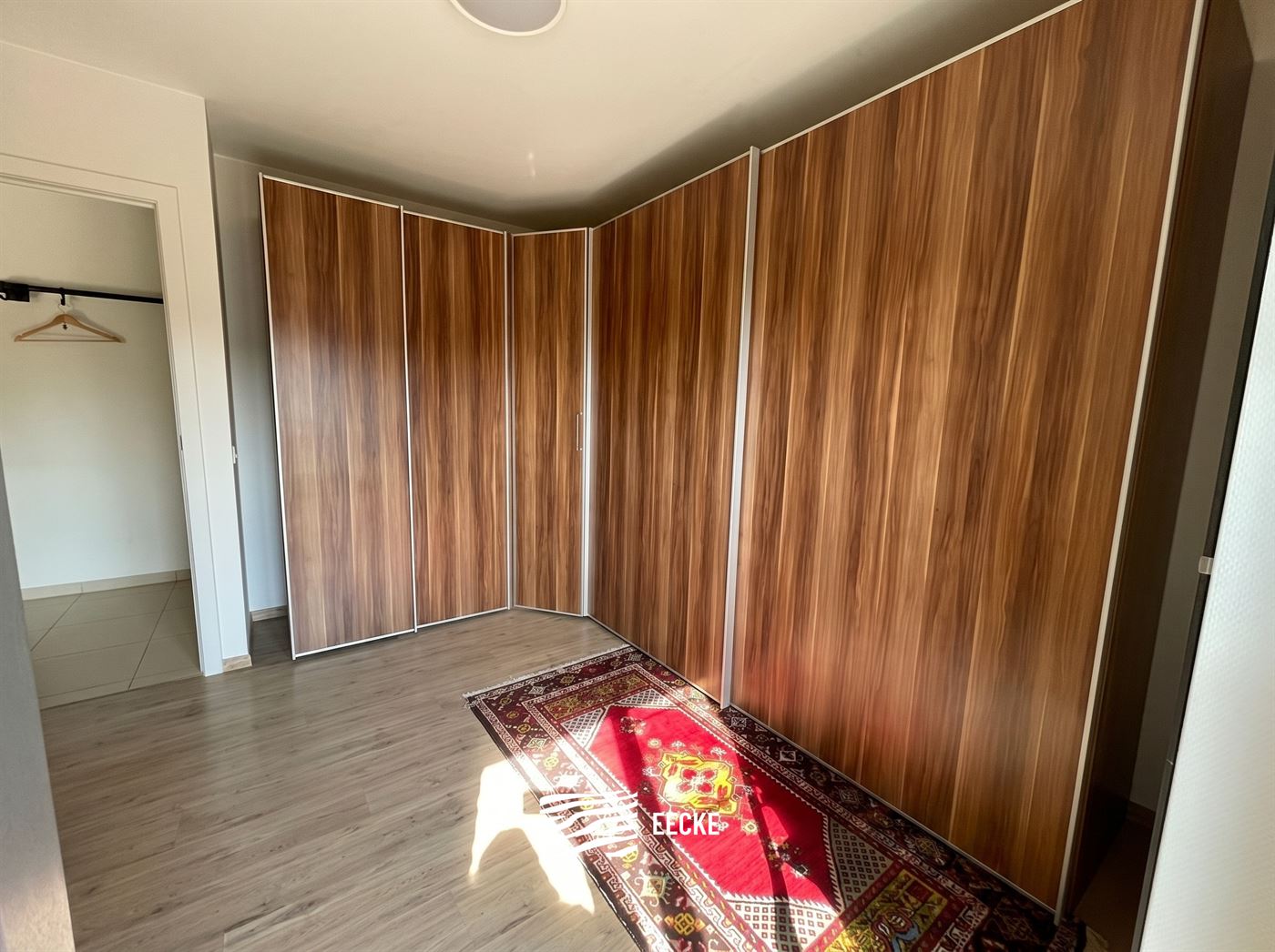 À LOUER SUR UNE BASE ANNUELLE - Appartement non-meublé avec terrasse ensoleillée à l'arrière - Dans la ville de Nieuwpoort - Living avec cuisine ...