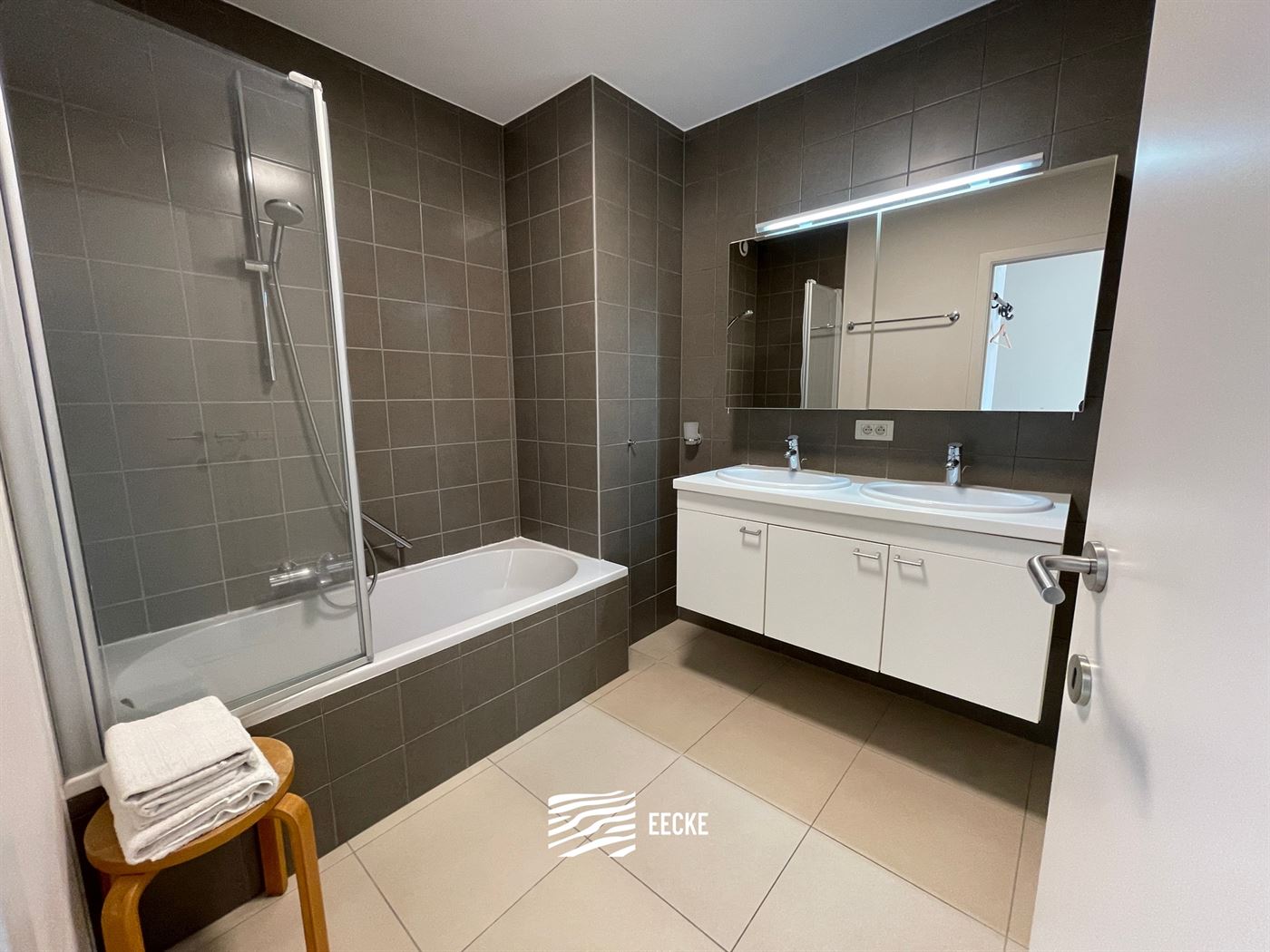 À LOUER SUR UNE BASE ANNUELLE - Appartement non-meublé avec terrasse ensoleillée à l'arrière - Dans la ville de Nieuwpoort - Living avec cuisine ...