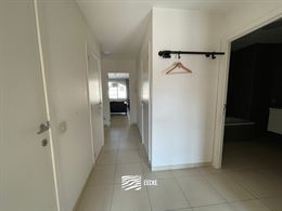 À LOUER SUR UNE BASE ANNUELLE - Appartement non-meublé avec terrasse ensoleillée à l'arrière - Dans la ville de Nieuwpoort - Living avec cuisine ...