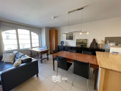 À LOUER SUR UNE BASE ANNUELLE - Appartement non-meublé avec terrasse ensoleillée à l'arrière - Dans la ville de Nieuwpoort - Living avec cuisine ...