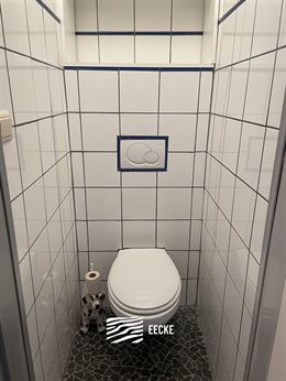 À LOUER SUR UNE BASE ANNUELLE - appartement meublé - situation centrale - terrasse ensoleillée à l'arrière - séjour avec cuisine équipée sépa...
