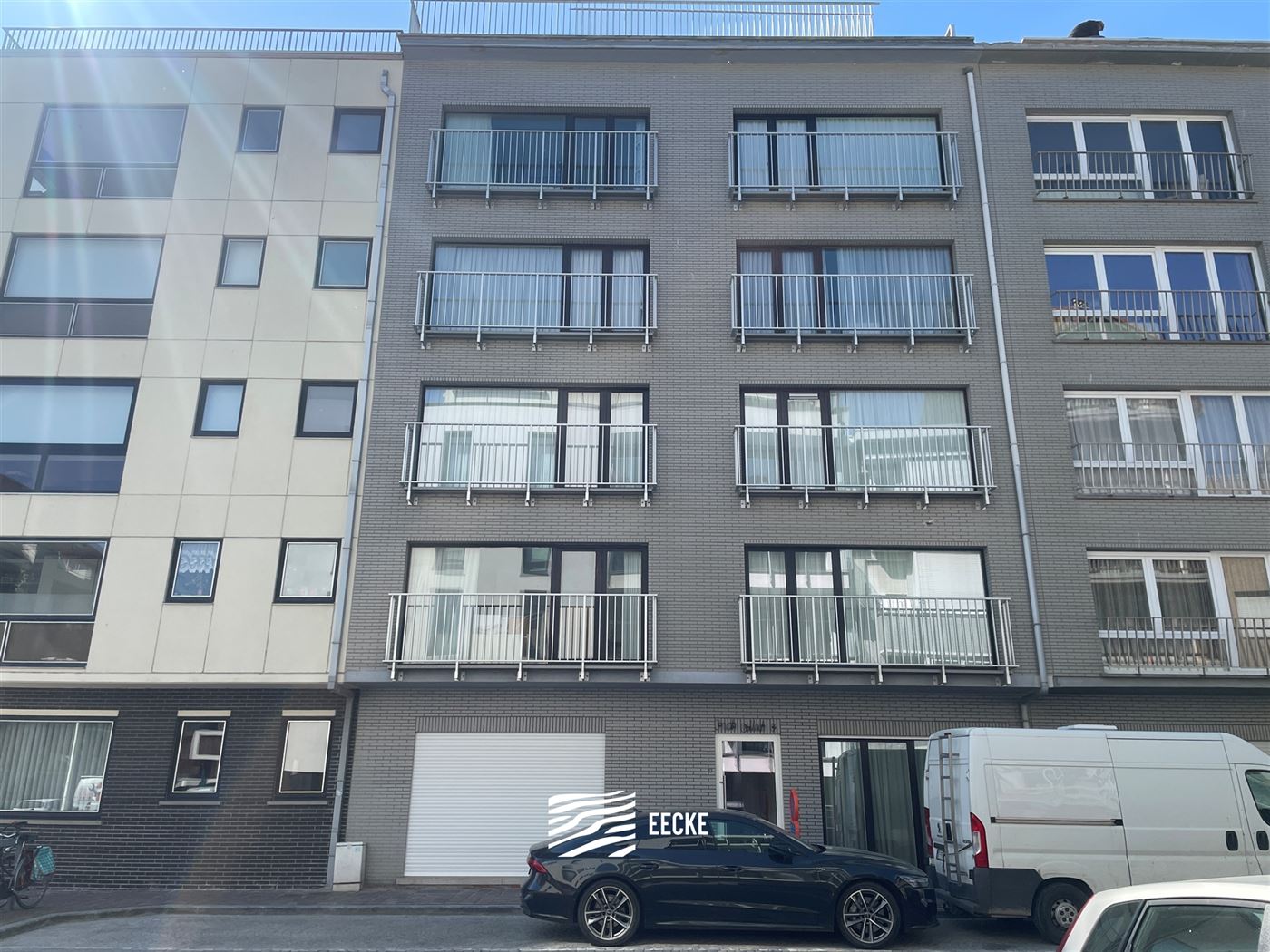 À LOUER SUR UNE BASE ANNUELLE - appartement meublé - situation centrale - terrasse ensoleillée à l'arrière - séjour avec cuisine équipée sépa...