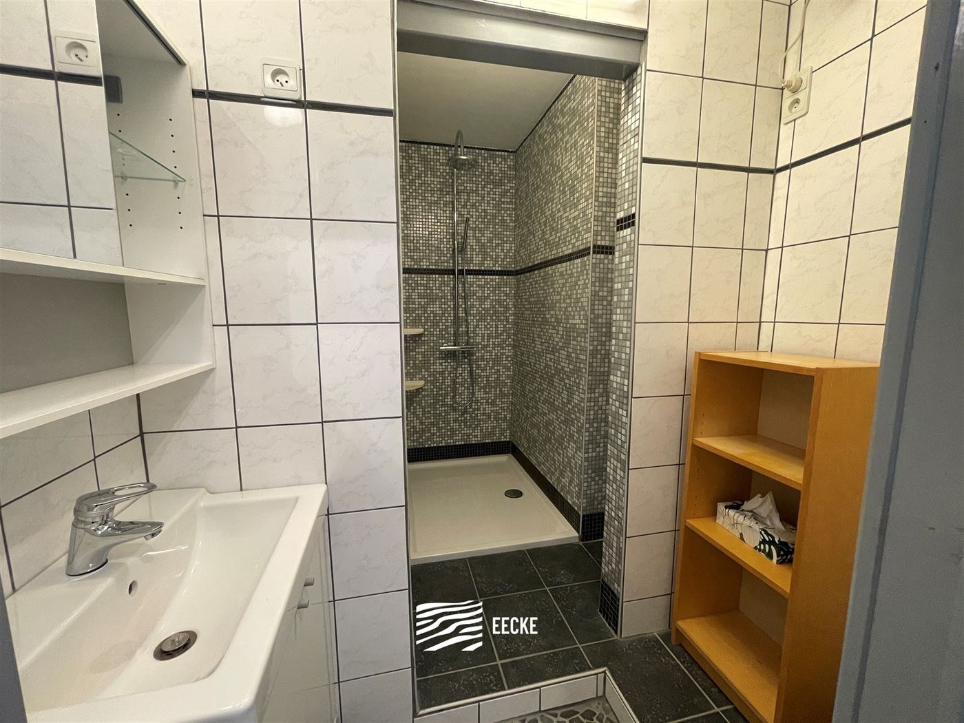 À LOUER SUR UNE BASE ANNUELLE - appartement meublé - situation centrale - terrasse ensoleillée à l'arrière - séjour avec cuisine équipée sépa...